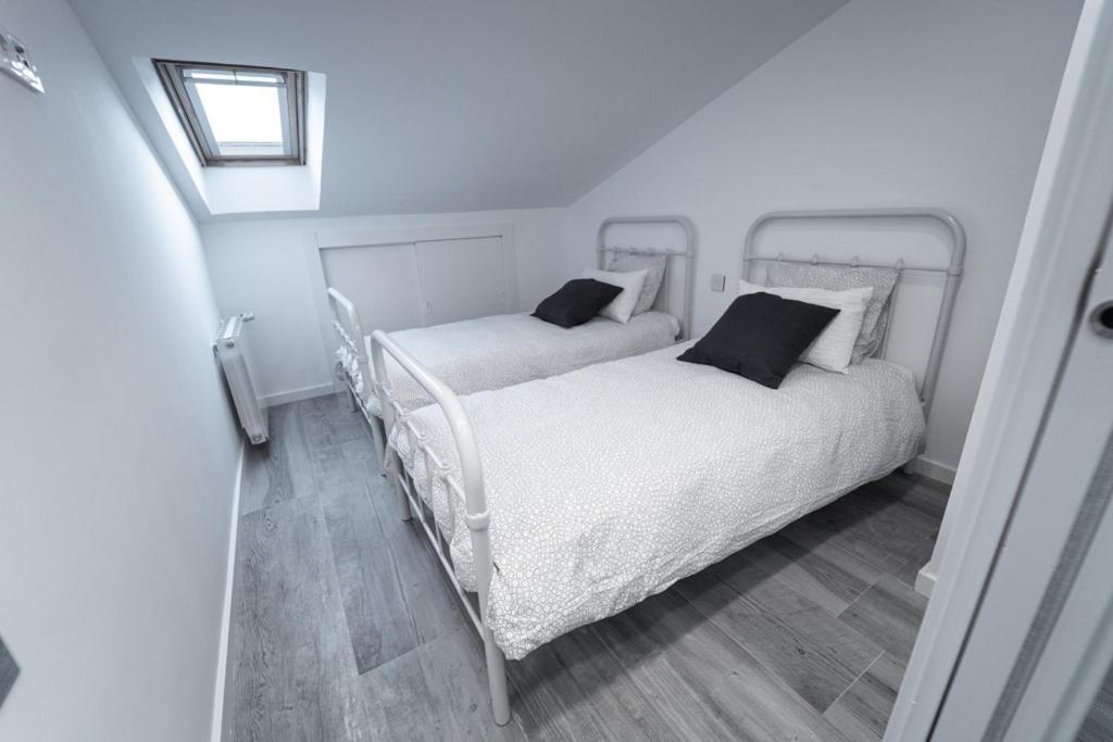 Buhardilla Comillas Beach En Primera Linea De Playa, Wifi, Netflix المظهر الخارجي الصورة